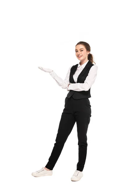 Полный Вид Молодой Официантки Формальной Одежде Белых Перчатках Указывающих Рукой — стоковое фото