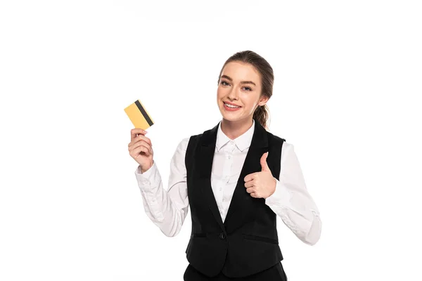 Ευτυχής Νεαρή Σερβιτόρα Κρατώντας Πιστωτική Κάρτα Και Δείχνοντας Αντίχειρας Επάνω — Φωτογραφία Αρχείου