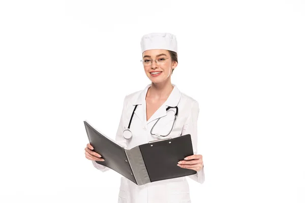 Młody Lekarz Uśmiechnięty Białym Płaszczu Stetoskop Folder Białym Tle — Zdjęcie stockowe