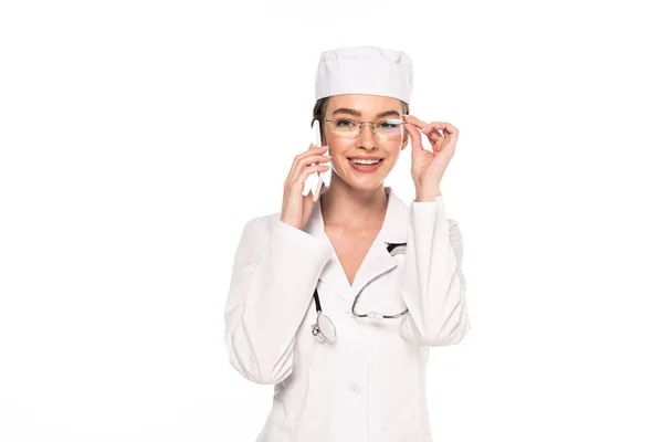 Jovem Médico Sorridente Casaco Branco Falando Smartphone Isolado Branco — Fotografia de Stock