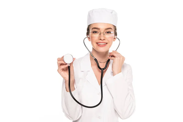 Młody Lekarz Uśmiechnięty Białym Płaszczu Okulary Trzymając Stetoskop Białym Tle — Zdjęcie stockowe