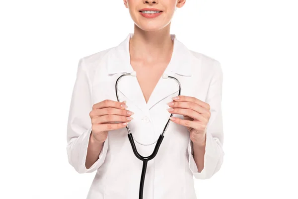 Przycięte Widok Młodego Lekarza Uśmiechnięty Białym Płaszczu Trzymając Stetoskop Białym — Zdjęcie stockowe