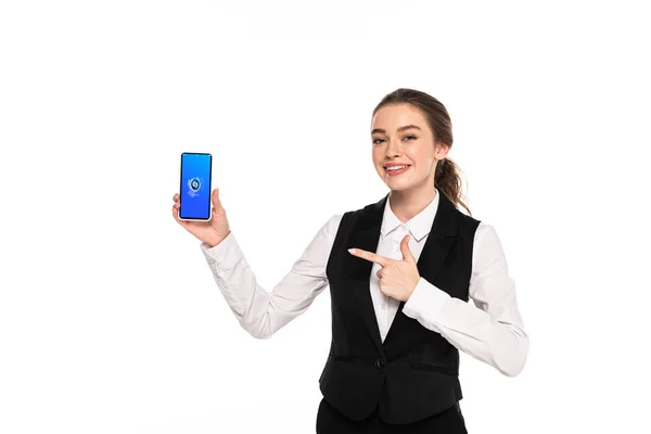 キエフ ウクライナ 2019年4月7日 白で隔離されたスマートフォン上のShazamアプリで指で指を指して幸せな若いウェイトレス — ストック写真