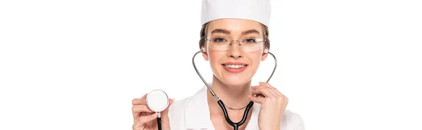 Młody Lekarz Uśmiechnięty Białym Płaszczu Trzymając Stetoskop Białym Tle Panoramiczny — Zdjęcie stockowe