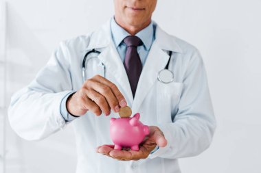 beyaz ceket domuzcuk bankadan sikke koyarak Doktor kırpılmış görünümü 
