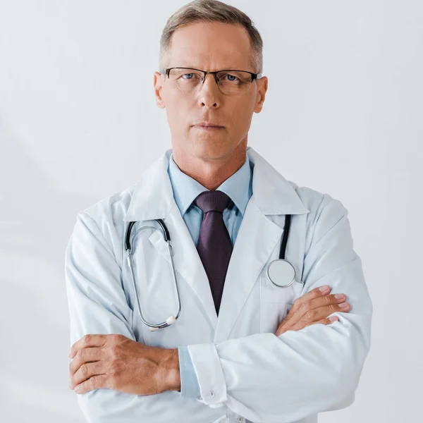 Guapo Médico Con Estetoscopio Pie Con Los Brazos Cruzados Mirando —  Fotos de Stock