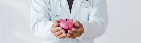 Panoramische Foto Van Doctor Holding Roze Piggy Bank Handen Wit — Stockfoto