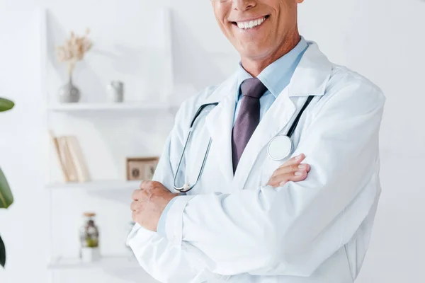 Pemandangan Indah Dari Dokter Yang Bahagia Dengan Mantel Putih Dengan — Stok Foto