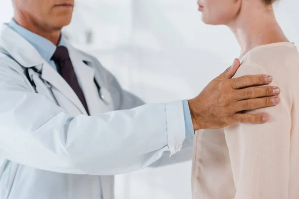 Visão Cortada Médico Examinando Mulher Clínica — Fotografia de Stock