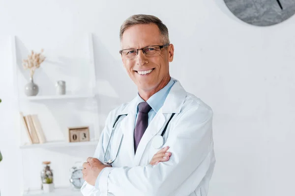 Médecin Heureux Manteau Blanc Lunettes Aux Bras Croisés — Photo