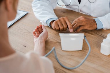 kadın kan basıncını ölçme sırasında doktor düğmesi itme seçici odak 