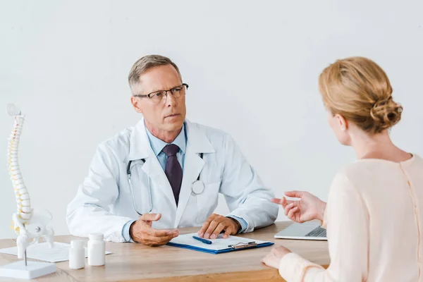 Selective Focus Doctor Glasses Looking Woman Gesturing While Sitting Table — Stock Photo, Image