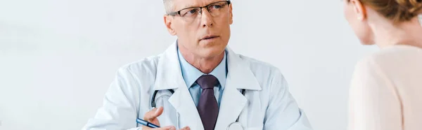 Panoráma Lövés Orvos Fehér Kabátot Nézett Klinikán Klinika — Stock Fotó