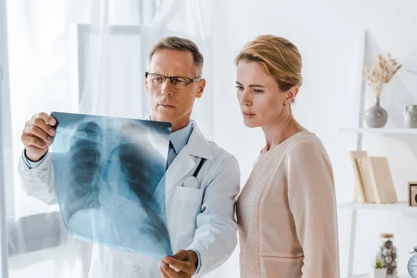 Handsome Doctor Attractive Patient Looking Ray Clinic — Stock Photo, Image