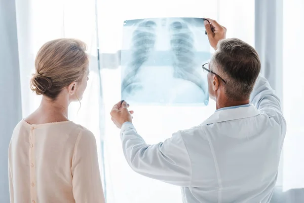 Doctor White Coat Woman Looking Ray Clinic — Stock Photo, Image