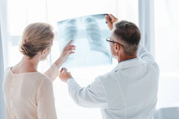 Mujer Señalando Con Dedo Radiografía Cerca Del Médico Clínica — Foto de Stock