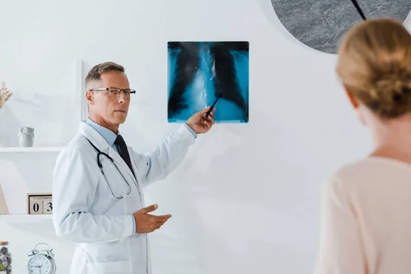 Selective Focus Doctor Glasses Holding Pen Ray Woman Clinic — Stock Photo, Image