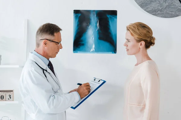 Doctor Glasses Writing Diagnoses Clipboard Ray Woman Clinic — Stock Photo, Image