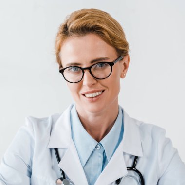kamera bakarak gülümseyen gözlük çekici doktor 
