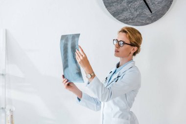 gözlük güzel doktor klinikte x-ray bakıyor 