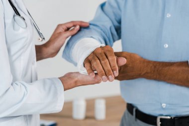 Klinikte adam kırık kol dokunmadan Doktor kırpılmış görünümü 