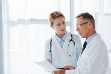 güzel meslektaşım yakın boş kağıt tutan gözlük doktor 