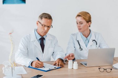 çekici Doktor parmak ile yakın laptop ve iş arkadaşı gözlük yazma tanı 