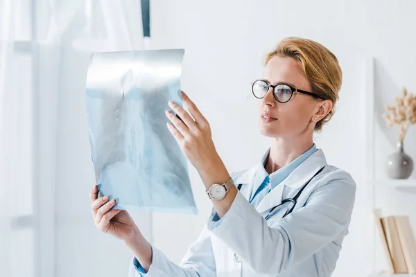 Attraktiv Läkare Glasögon Tittar Röntgen Kliniken — Stockfoto