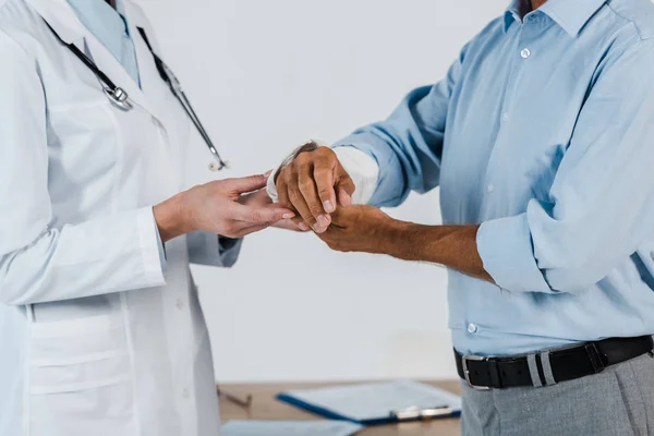 Cropped View Doctor Touching Broken Arm Patient Clinic — Stock Photo, Image