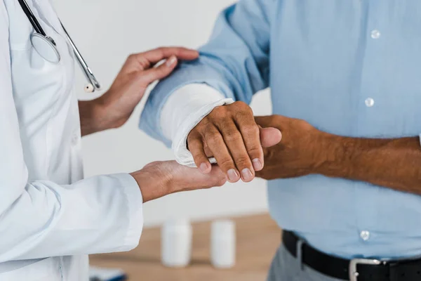 Cropped View Doctor Touching Broken Arm Man Clinic — Stock Photo, Image