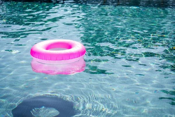 Růžový Nafuatelný Prstenec Bazénu Prostorem Pro Kopírování — Stock fotografie