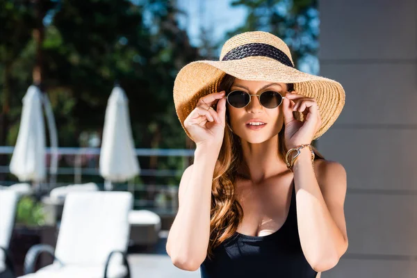 Vacker Sexig Tjej Baddräkt Solglasögon Och Halm Hatt Poserar Utväg — Stockfoto