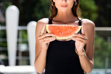 Karpuz tutan mayolu kadının kırpılmış görünümü