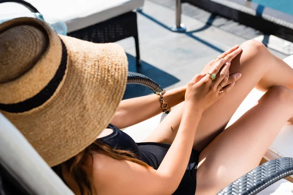 Sexy Girl Swimming Suit Staw Hat Lying Sun Bed Resort — Stock Photo, Image