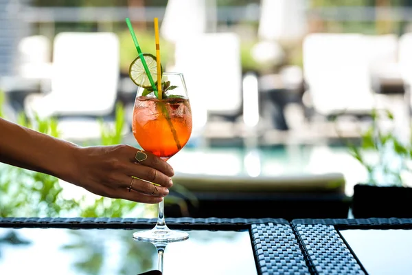 Cropped View Woman Holding Cocktail Mint Lemon Resort — Stock Photo, Image