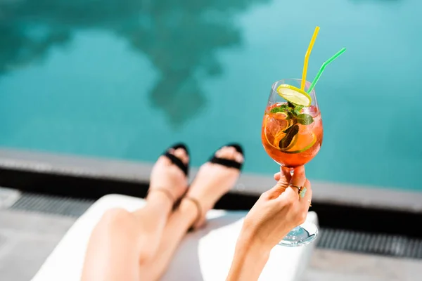 Cropped View Woman Swimming Pool Cocktail Resort — Stock Photo, Image