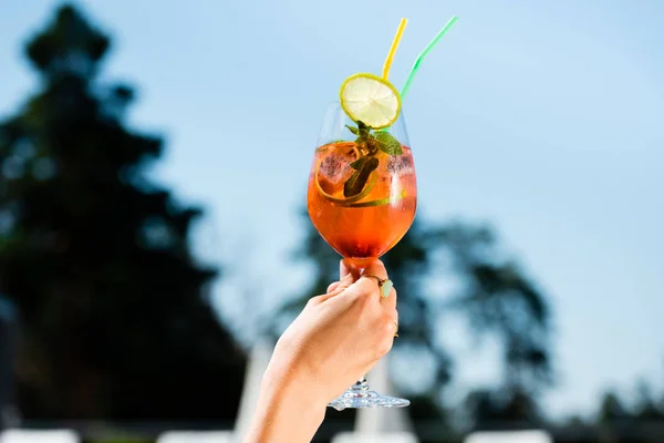 Tatil Beldesinde Nane Limon Ile Kokteyl Tutan Kadın Kırpılmış Görünümü — Stok fotoğraf