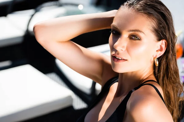 Selektiver Fokus Schöne Sexy Mädchen Badeanzug Posiert Auf Resort — Stockfoto