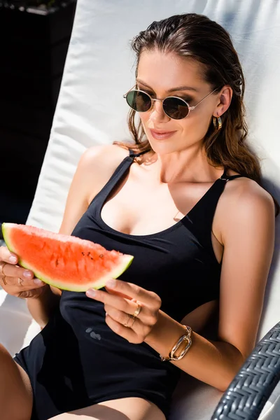 Mooie Vrouw Zwempak Met Watermeloen Zonnebank — Stockfoto