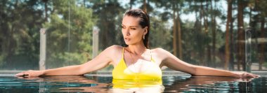 tatil havuzda poz mayo güzel seksi kadın panoramik çekim