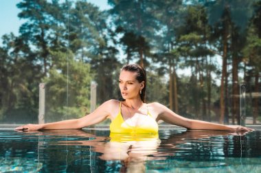 tatil havuzda poz mayo güzel seksi kız