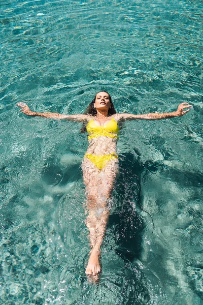 Top View Sexy Woman Swimming Suit Swimming Pool Resort — Stock Photo, Image