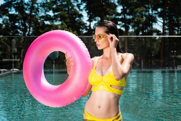 Hermosa Joven Posando Con Anillo Natación Piscina Complejo — Foto de Stock