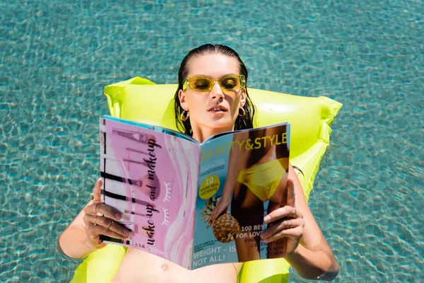 Beautiful Girl Inflatable Mattress Pool Reading Magazine Resort — Stock Photo, Image