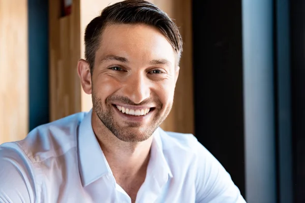 Vista Frontal Homem Bonito Sorrindo Olhando Para Câmera Café — Fotografia de Stock