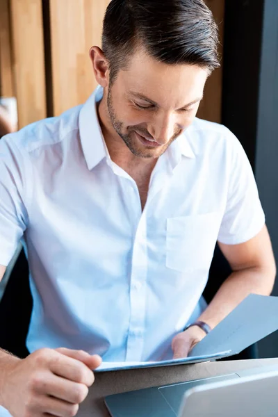 Smiling Man Holding Folder While Sitting Cafe — Stock Photo, Image