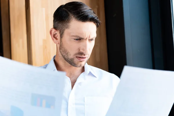 Förvirrad Man Vit Skjorta Tittar Dokument — Stockfoto