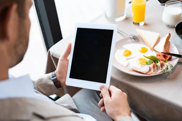 Kafede Boş Ekranlı Dijital Tablet Tutan Işadamının Kırpılmış Görünümü — Stok fotoğraf