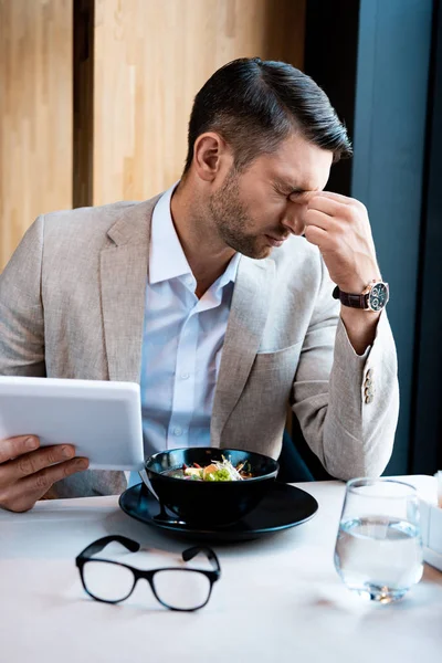 Müder Geschäftsmann Berührt Nase Mit Geschlossenen Augen Und Hält Digitales — Stockfoto