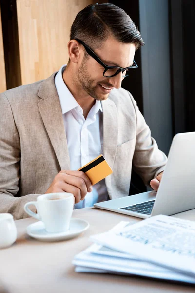 Leende Affärsman Glasögon Med Kreditkort Och Laptop Café — Stockfoto